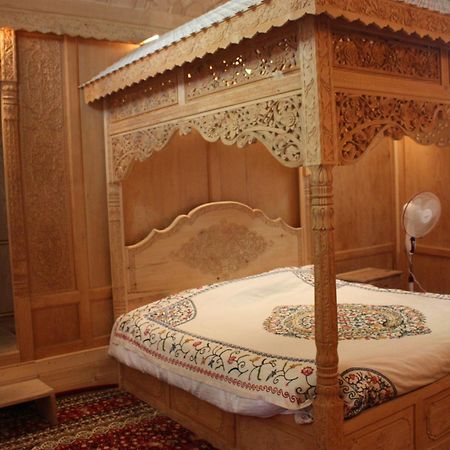 Khilona Luxury Heritage Houseboats Srinagar  Exterior photo