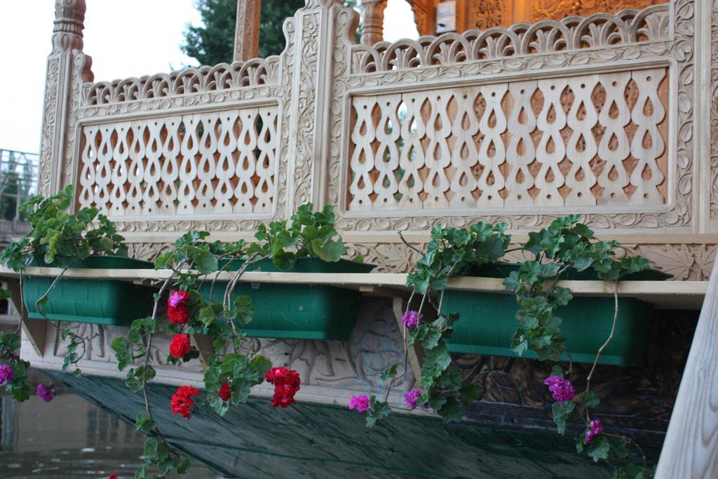 Khilona Luxury Heritage Houseboats Srinagar  Exterior photo